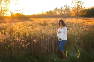 outdoor photo of pregnant Chicago mom