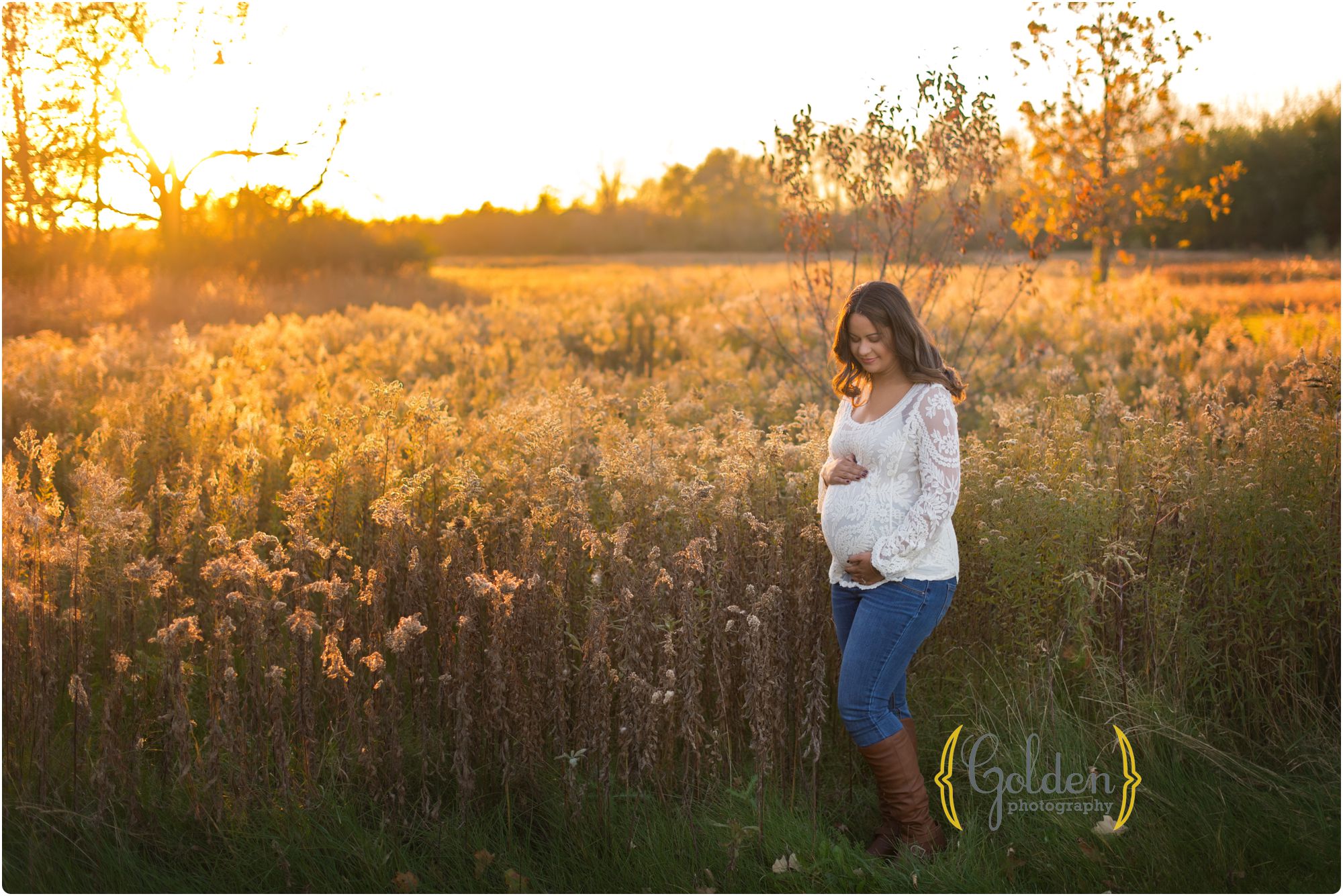 outdoor photo of pregnant Chicago mom