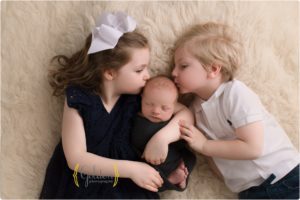 siblings and newborn photographer Lake Bluff IL