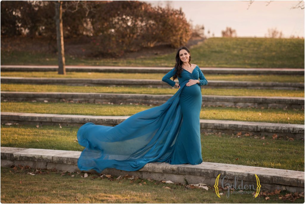 pregnant mom posing with flowing dress for Northbrook IL outdoor photo session