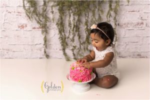 little girl eating first smash cake with Lake County IL photographer