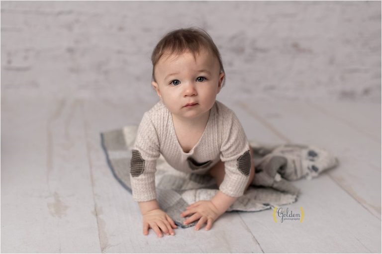 1 year old crawling during photo session in Grayslake IL